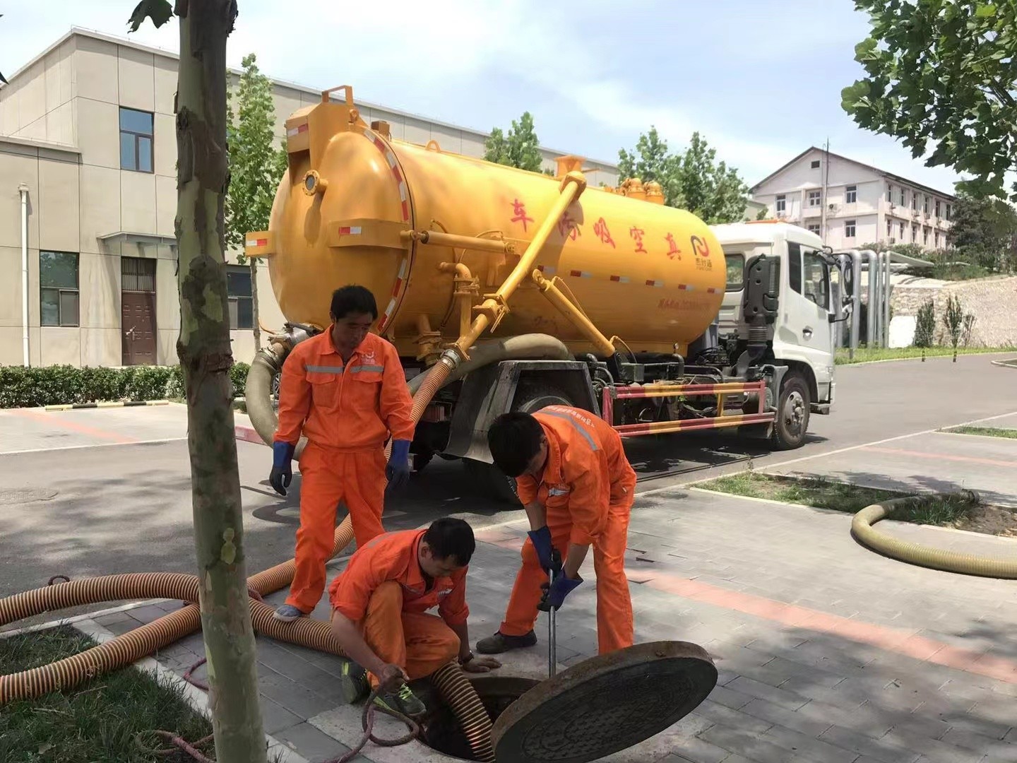 雨湖管道疏通车停在窨井附近