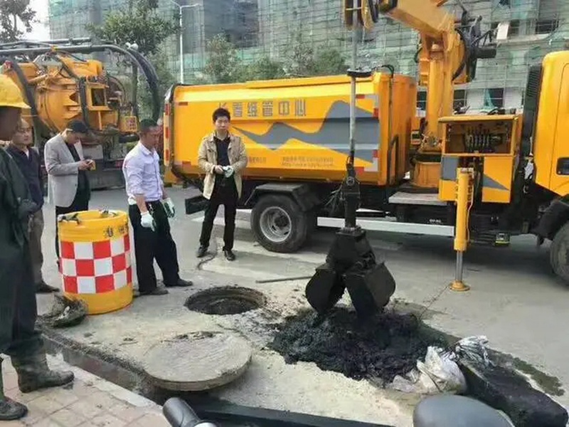 雨湖街道：网格员化身“清道夫”，为民解忧疏通“堵心”化粪池
