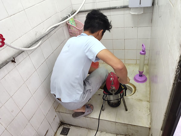 雨湖管道堵塞冒臭气 专业师傅现场解决问题